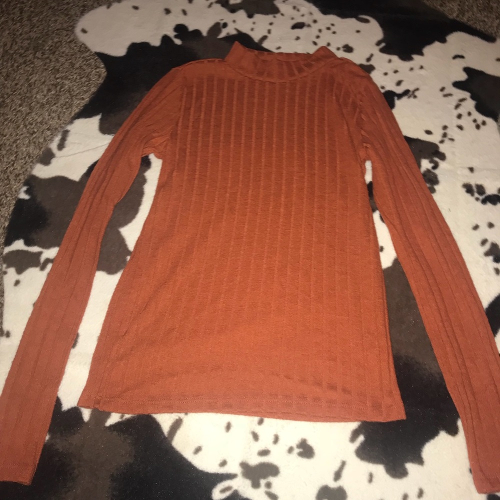 Super cute slight turtle neck top